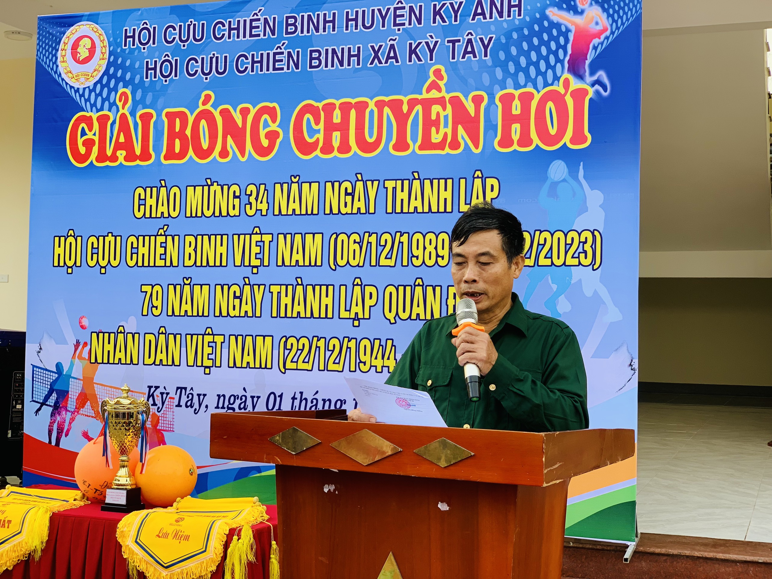 Ảnh: Đồng chí Trần Văn Tăng, Chủ tịch hội Cựu chiến binh xã khai mạc giải