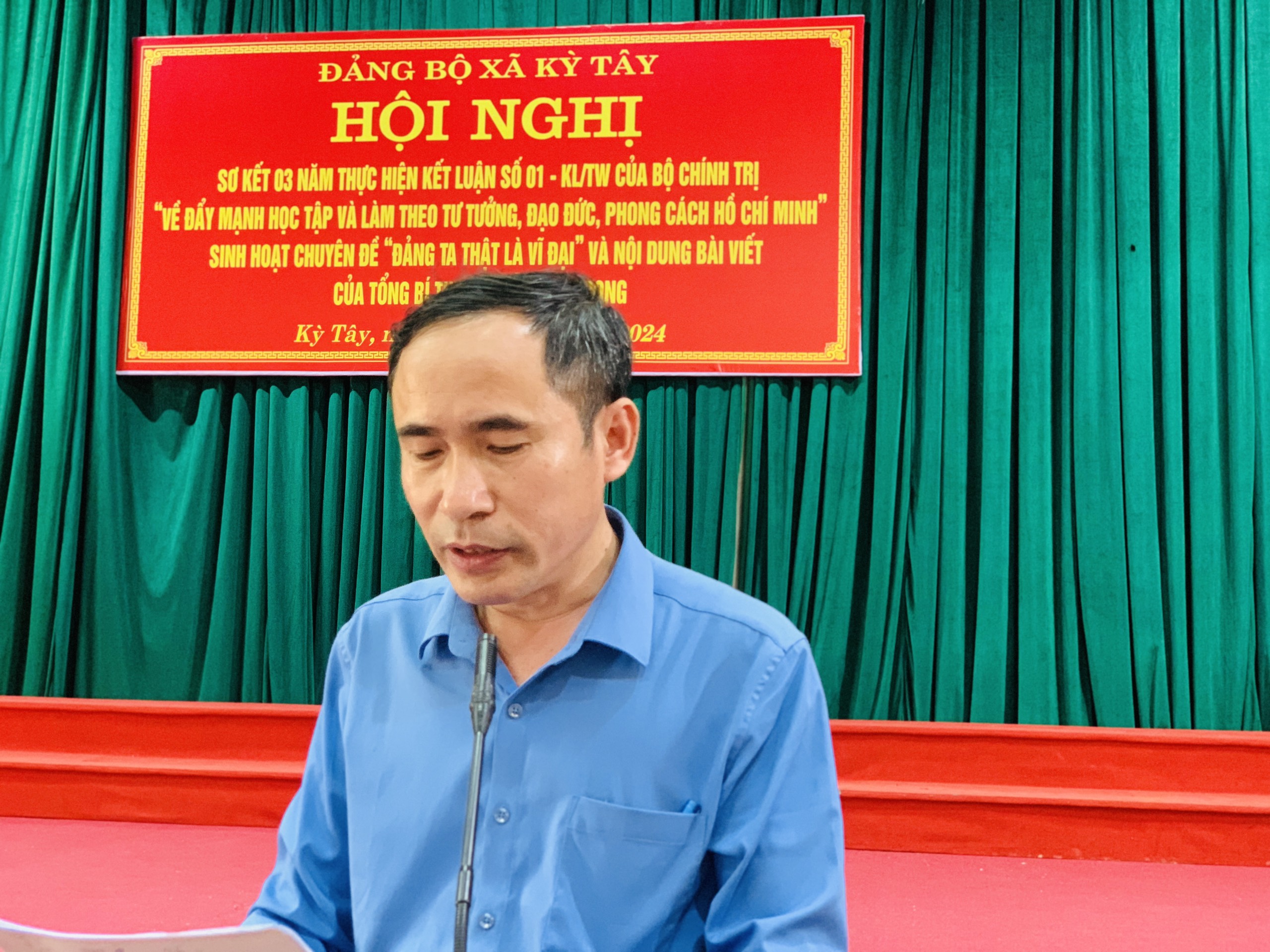 Ảnh: Đồng chí Hồ Văn Bảo, PBT thường trực Đảng ủy trình bày báo cáo